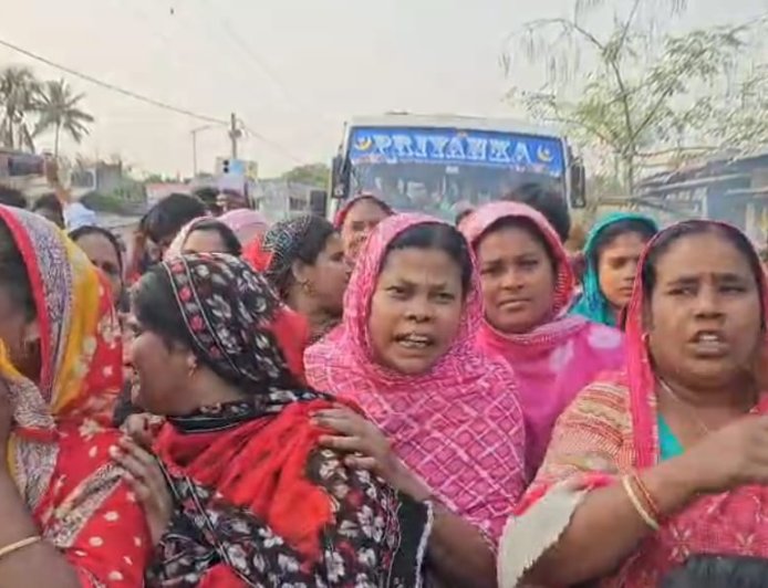 মালদায় ভোটার তালিকা নিয়ে  উত্তেজনা, অবরোধে স্তব্ধ যান চলাচল