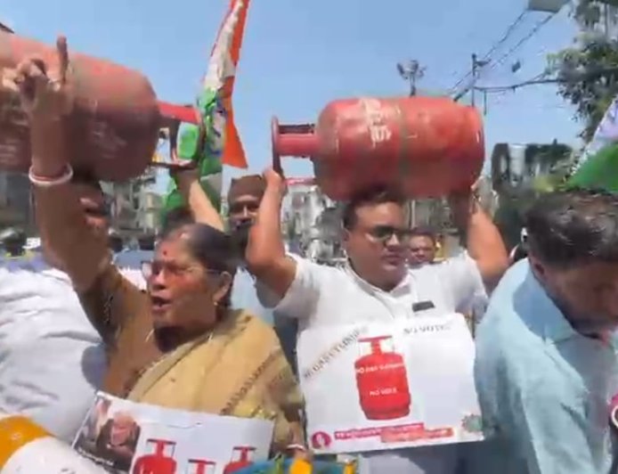 এলপিজির দাম বৃদ্ধি ও সঙ্কটের প্রতিবাদে অভিনব মিছিল, শহরে অটো সংকটও প্রকট