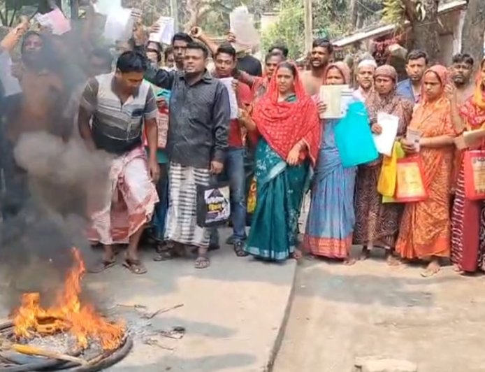 ভোটার তালিকা থেকে নাম বাদ, বসিরহাটে বিক্ষোভে উত্তাল গ্রাম, পথ অবরোধে আগুন জ্বালিয়ে প্রতিবাদ