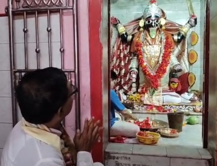 আলু-পেঁয়াজের মালা গলায় কংগ্রেস প্রার্থী, চাষিদের ন্যায্য দামের দাবিতে অভিনব প্রতিবাদ পূর্বস্থলীতে