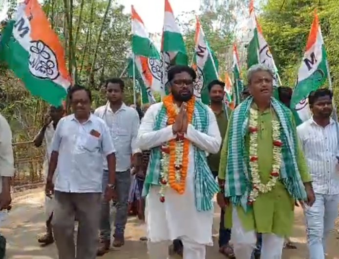 গোপীবল্লভপুরে অজিত মাহাতের ঝড়ো প্রচার, শীতলা মন্দিরে পুজো দিয়ে সূচনা