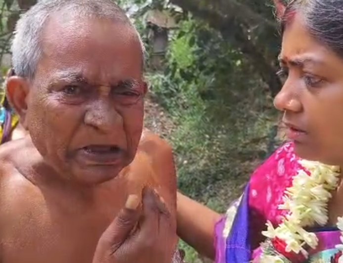 ঘাটালে ভোটার তালিকা থেকে নাম বাদ, তৃণমূল প্রার্থীকে দেখে কান্নায় ভেঙে পড়লেন বৃদ্ধ