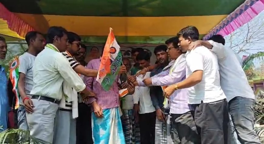 উত্তর ২৪ পরগনার হাসনাবাদে কংগ্রেস ও আইএসএফ ছেড়ে তৃণমূলে যোগদান, দলবদল প্রায় ৫০ কর্মীর