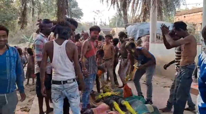 বীরভূমের সিউড়ির রায়পুরে দোলের পরদিন ‘ধুলোয়’ উৎসব, জীবন্ত মানুষকে মরা সাজিয়ে গ্রাম পরিক্রমা