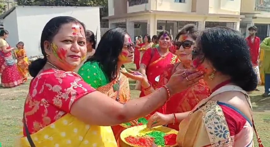 পশ্চিম বর্ধমান আসানসোলের ৮৪ নম্বর ওয়ার্ডে হোলি উপলক্ষে তৃণমূলের রঙিন শোভাযাত্রা