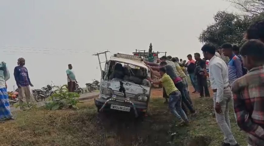 রাজ্য সড়কে দুই মারুতি ভ্যানের মুখোমুখি সংঘর্ষ, আহত চালক