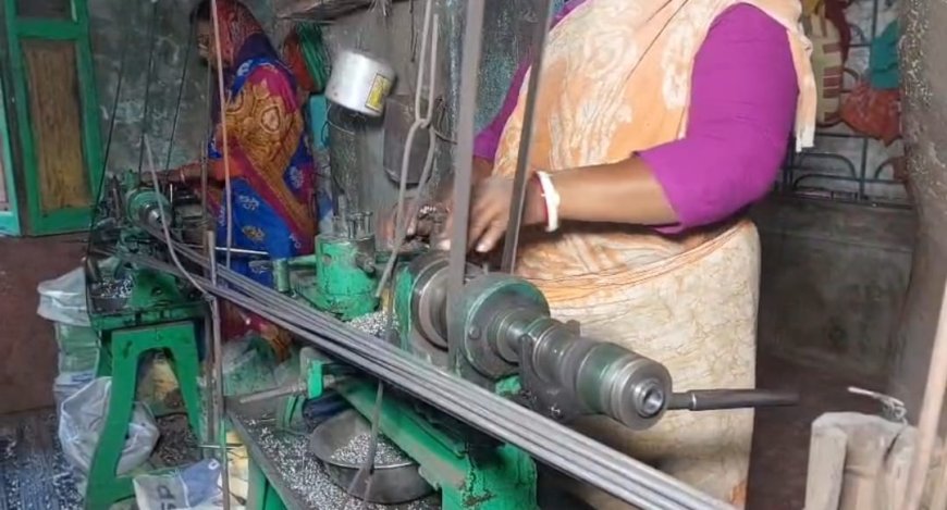 মেশিনের পাশে জন্ত্রী নারী, নারী দিবসে মানসিংপুরে বদলাচ্ছে গ্রামবাংলার ছবি