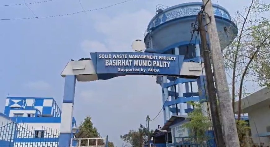 বসিরহাটে ডাস্টবিনে ভুলে ফেলা সোনার গয়না ফিরিয়ে দিলেন পৌর কর্মী, সততার নজির ‘নির্মল বন্ধু’র