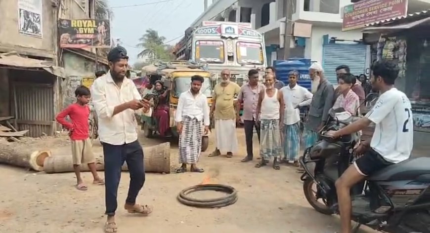 বসিরহাটের টাকি পৌরসভার ১৩ নম্বর ওয়ার্ডে রাস্তার বেহাল অবস্থায় বাসিন্দাদের বিক্ষোভ, উপপৌর প্রধানের আশ্বাসে অবরোধ তুলে নেওয়া