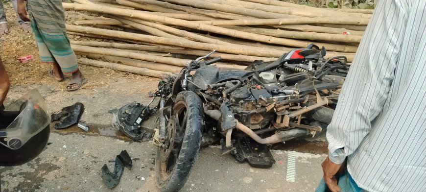 মুর্শিদাবাদ, স্বরুপপুর: টোটো ও মোটরবাইকের মুখোমুখি সংঘর্ষ, বাইক চালক গুরুতর আহত