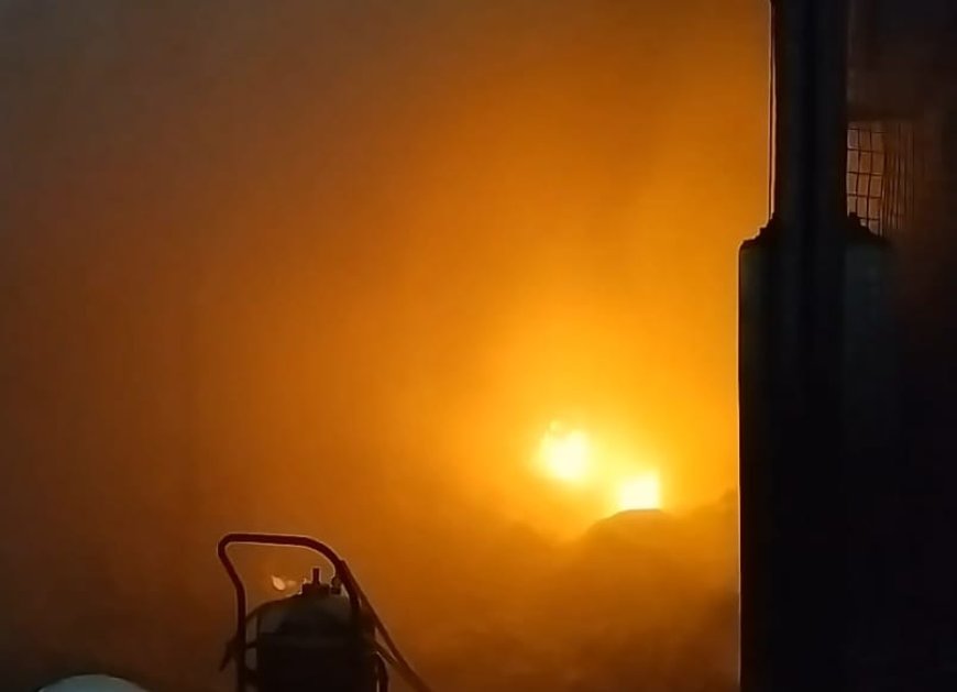 কারখানায় অগ্নিকাণ্ড, দমকলের দুটি ইঞ্জিন ঘটনাস্থলে