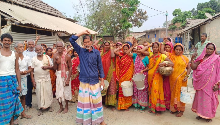 মালদহের হরিশ্চন্দ্রপুরের কুশল গ্রামে পানীয় জলের দাবিতে বিক্ষোভ, ভোট বয়কটের হুঁশিয়ারি বাসিন্দাদের