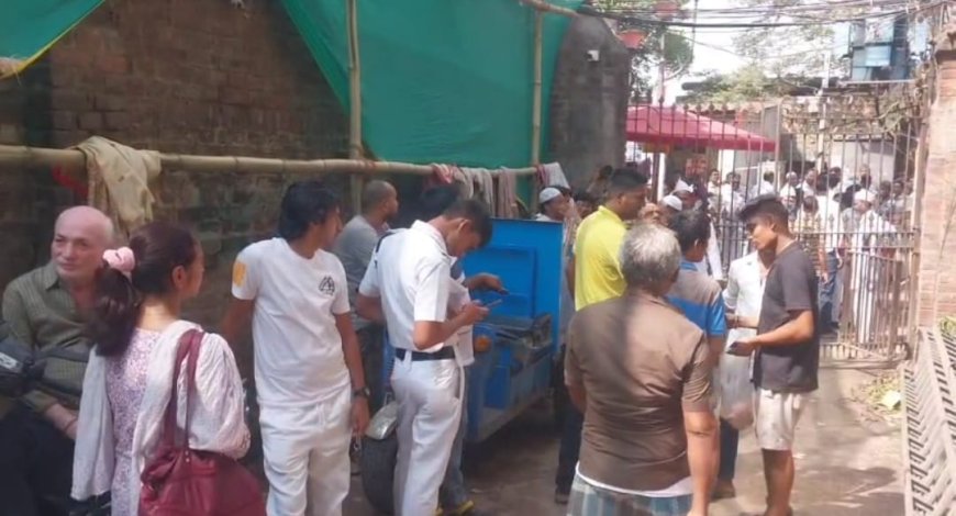 কলকাতার জোড়াসাঁকোর কলাবাগানে বিপজ্জনক বাড়ি মেরামতির সময় হুড়মুড়িয়ে ভাঙল সিঁড়ি