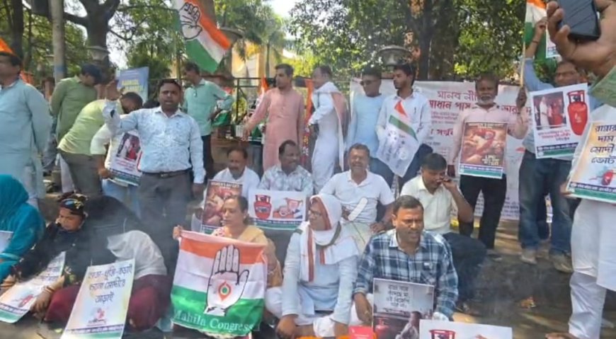 পশ্চিম বর্ধমানের আসানসোলে গ্যাস সঙ্কটের অভিযোগে মহিলা কংগ্রেসের বিক্ষোভ