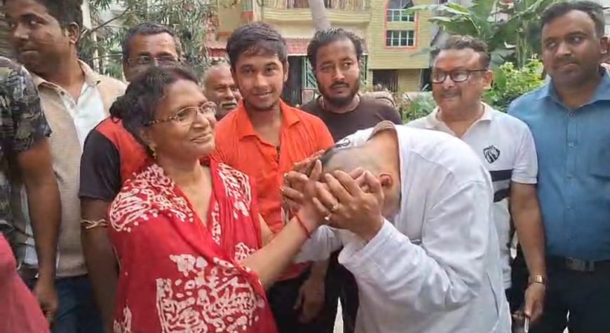 ব্যারাকপুরে বিজেপির চমক, প্রার্থী কৌস্তব বাগচী আশীর্বাদ নিয়ে নামলেন ময়দানে