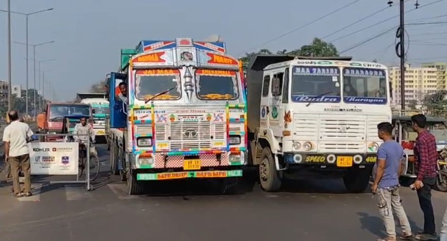 জলের দাবিতে দুর্গাপুরে রাজ্য সড়ক অবরোধ, পুলিশকে ঘিরে বিক্ষোভ, উত্তপ্ত সগড়ভাঙা এলাকা