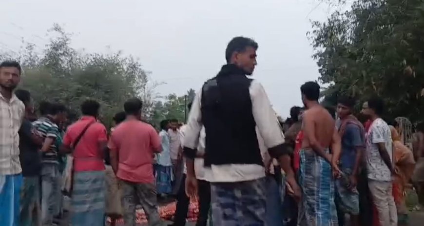 দত্তপুকুরে মর্মান্তিক পথদুর্ঘটনা, বাইক আরোহীর মৃত্যুকে কেন্দ্র করে টাকি রোড অবরোধ