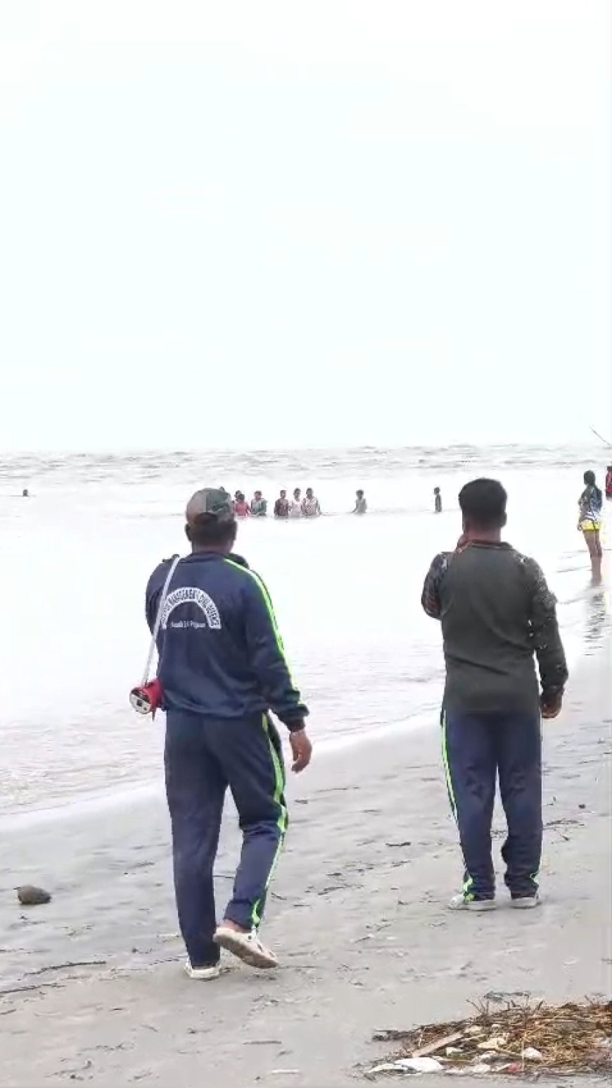 ভরা কটাল ও ঘূর্ণাবর্তের জোড়া ফলা; উত্তাল বকখালি সৈকতে প্রশাসনের ‘রেড অ্যালার্ট’*