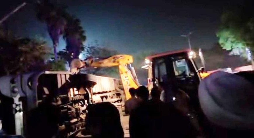 দিল্লিতে উল্টে গেল ডবল ডেকার বাস! মৃত ২, আহত অনেকে