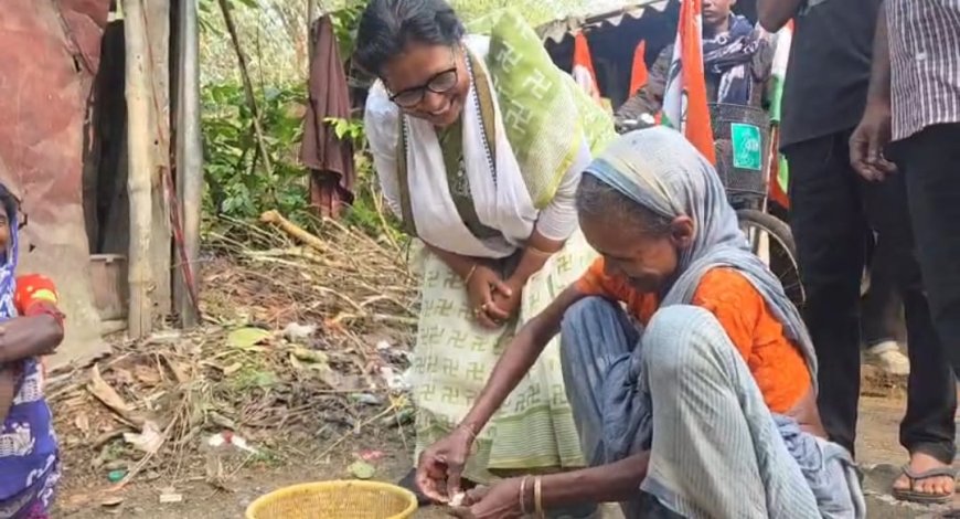 সাইকেলেই প্রচার, নজর কাড়ছেন নারায়ণগড়ের তৃণমূল প্রার্থী প্রতিভা মাইতি