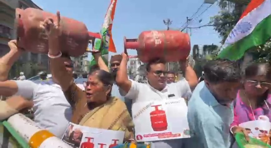 এলপিজির দাম বৃদ্ধি ও সঙ্কটের প্রতিবাদে অভিনব মিছিল, শহরে অটো সংকটও প্রকট