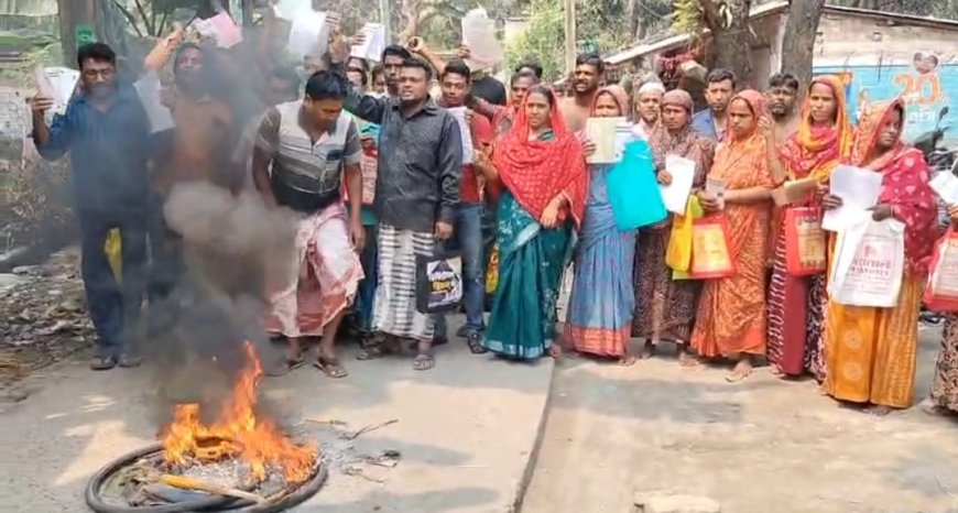 ভোটার তালিকা থেকে নাম বাদ, বসিরহাটে বিক্ষোভে উত্তাল গ্রাম, পথ অবরোধে আগুন জ্বালিয়ে প্রতিবাদ