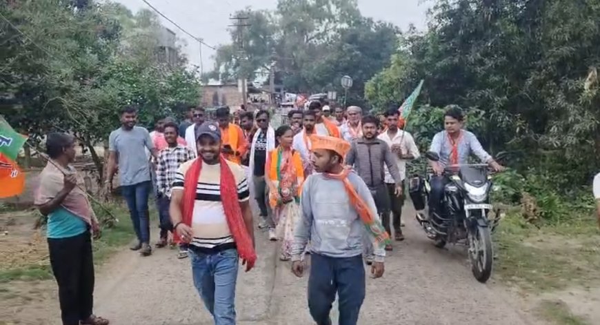 ঢাক বাজিয়ে অভিনব প্রচারে বিজেপি প্রার্থী রতন দাস, গ্রাম ঘুরে জনসংযোগ