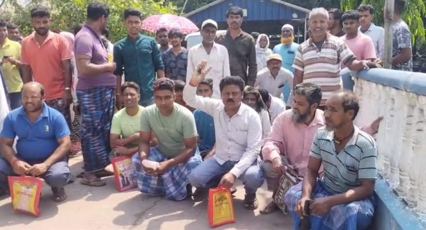 মিনাখায় রান্নার গ্যাস না পেয়ে থানার সামনে বিক্ষোভ, ক্ষোভে ফুঁসছেন গ্রাহকরা