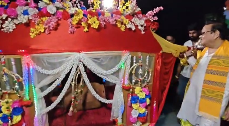 কামারহাটিতে গ্যাস সিলিন্ডার 'বউ' সাজিয়ে পালকিতে প্রচার, অভিনব উদ্যোগ মদন মিত্রের