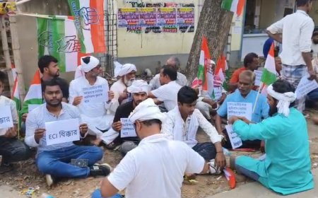 ভোটার তালিকা ইস্যুতে উত্তেজনা, মোথাবাড়িতে কংগ্রেসের ধর্না কালিয়াচক ২ বিডিও অফিসে