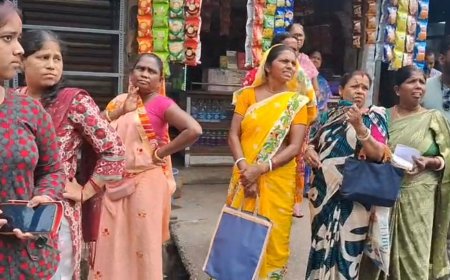 গ্যাস না পেয়ে ক্ষোভ, আশ্রমপাড়ায় লাইনে ভিড়-প্রচারে বিরতি দিয়ে পৌঁছালেন গৌতম দেব