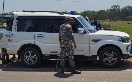 ইংরেজবাজারে উত্তেজনা, পথ অবরোধ ঘিরে পুলিশের গাড়ি ভাঙচুর, চালক আক্রান্ত