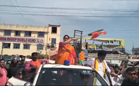 বর্ণাঢ্য শোভাযাত্রায় মনোনয়ন জমা দিলেন মালদা বিধানসভায় বিজেপি প্রার্থী গোপাল চন্দ্র সাহা