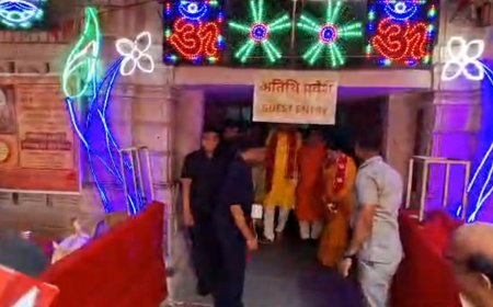 হনুমান জয়ন্তীতে লেকটাউন মন্দিরে পুজো, মনোনয়নের আগে আশীর্বাদ নিলেন সুজিত বোস