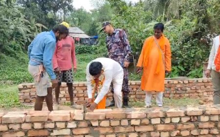 প্রচারে নেমে রাজমিস্ত্রির ভূমিকায় ঘাটালের বিজেপি প্রার্থী শীতল কপাট