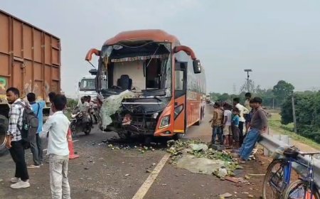 ফরাক্কায় ভয়াবহ বাস-লরি সংঘর্ষ, মৃত ২, আহত ১