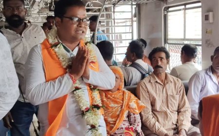 ট্রেনেই ভোটের লড়াই! ক্যানিং লাইনে প্রচারে নজর কাড়লেন বিজেপি প্রার্থী প্রশান্ত বায়েন