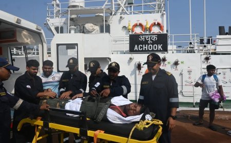 মাঝ সমুদ্রে যমে-মানুষে টানাটানি!  উত্তাল আরব সাগরে অচৈতন্য মৎস্যজীবীকে উদ্ধার করল কোস্ট গার্ডের 'আচুক'