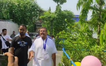 বুথে মোবাইল ব্যবহারের অভিযোগ, সরাসরি গিয়ে মহিলা BLO-কে সতর্ক করলেন শুভেন্দু অধিকারী