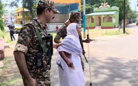 ঘাটাল-চন্দ্রকোনায় মানবিক মুখ কেন্দ্রীয় বাহিনীর, বয়স্ক ভোটারদের পাশে নজিরবিহীন উদ্যোগ