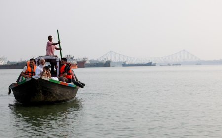 প্রচারের ফাঁকে গঙ্গাবক্ষে প্রধানমন্ত্রী, প্রিন্সেপ ও আউটরাম ঘাটে সময় কাটালেন মোদি
