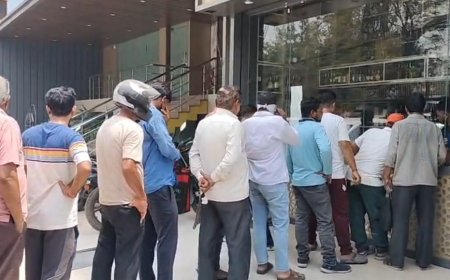 ভোটের পর খুলতেই মদের দোকানে উপচে পড়া ভিড়, কাঁকসা-সিটি সেন্টারে দীর্ঘ লাইন