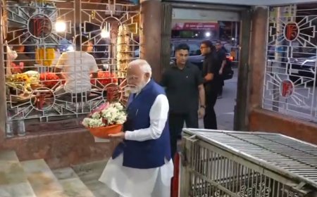 ঠনঠনিয়া কালীবাড়িতে পূজো দিলেন নরেন্দ্র মোদী, নির্বাচনী প্রচারে ধর্মীয় আবহ