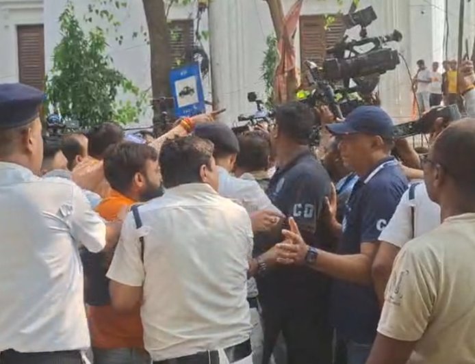 সিইও দফতরের সামনে তুমুল সংঘর্ষ, নামানো হল কেন্দ্রীয় বাহিনী