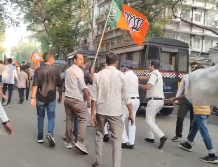 নির্বাচন কমিশনের দফতরের সামনে তুমুল উত্তেজনা, মুখোমুখি বিজেপি-তৃণমূল