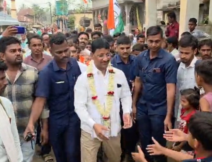 বহিরাগত বনাম ভূমিপুত্র ইস্যুতে উত্তপ্ত হাঁসন, ত্রিমুখী লড়াইয়ে চড়ছে রাজনৈতিক পারদ