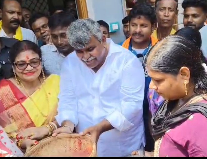 মাছের যাত্রায় নমিনেশন, বড় মাছ হাতে অভিনব প্রচারে জিতেন্দ্র তেওয়ারি