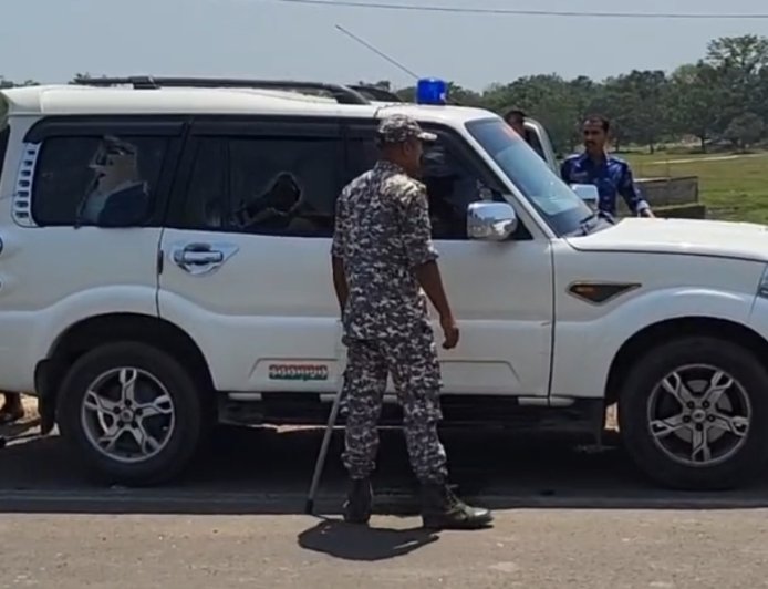 ইংরেজবাজারে উত্তেজনা, পথ অবরোধ ঘিরে পুলিশের গাড়ি ভাঙচুর, চালক আক্রান্ত