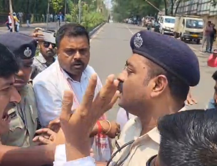 দুর্গাপুরে মনোনয়ন ঘিরে উত্তেজনা, স্লোগান যুদ্ধে মুখোমুখি বিজেপি-তৃণমূল