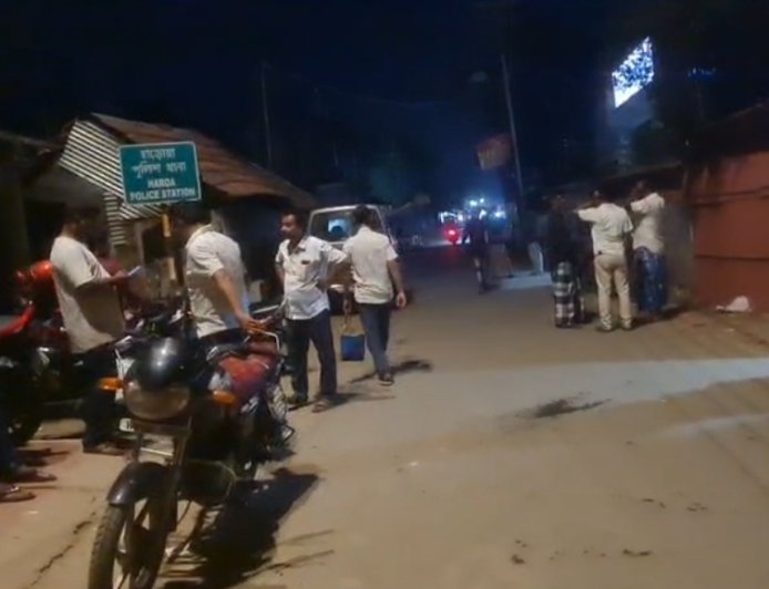 তোলাবাজির টাকা না পেয়ে দাদু-নাতিকে বেধড়ক মারধর, আশঙ্কাজনক অবস্থায় নাবালক-হাড়োয়ায় চাঞ্চল্য